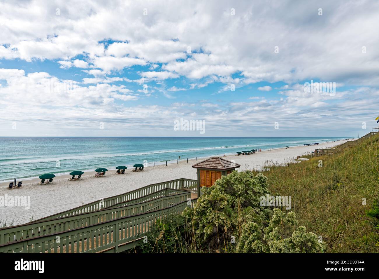 Persone e famiglie godendo la spiaggia di sabbia bianca e spiagge della Florida Panhandle, Golfo del Messico, in Seaside Florida, Stati Uniti d'America. Foto Stock