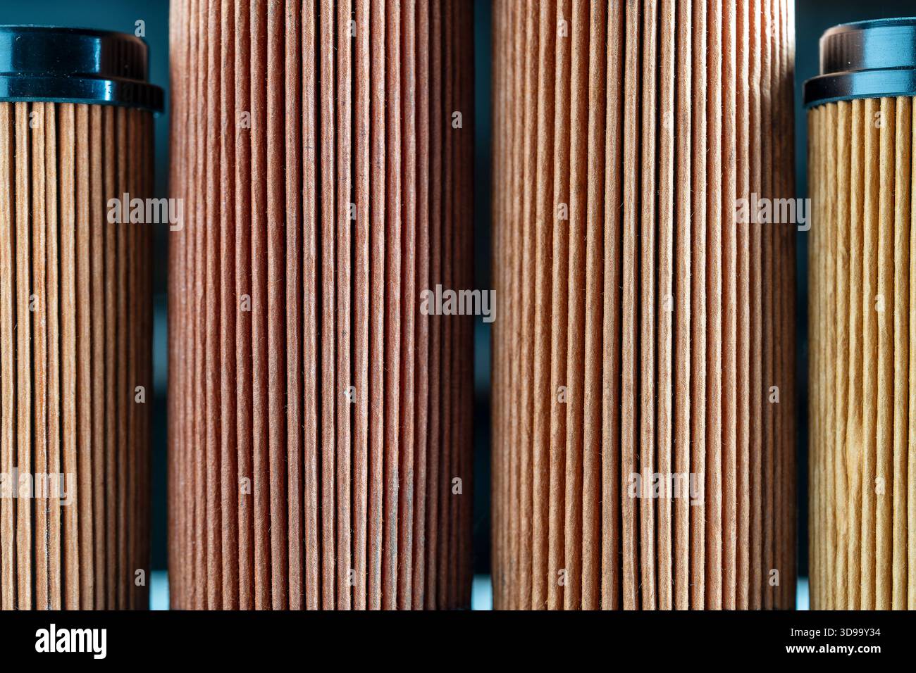 Filtri dell'aria per auto motorizzate sullo sfondo, primo piano. Accessori ricambi auto per auto retrò Foto Stock