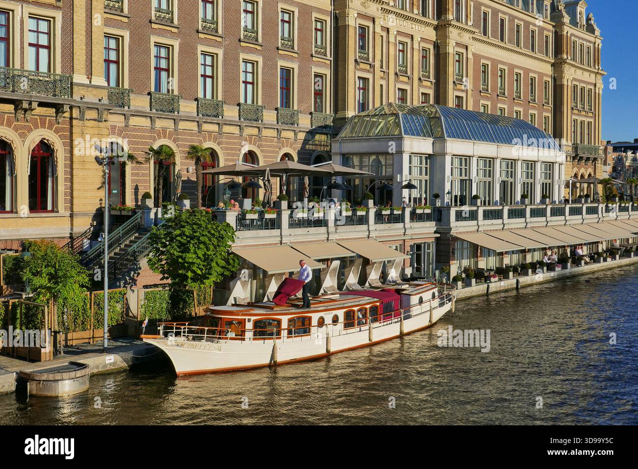 L'elegante facciata dell'InterContinental Amstel Hotel and Restaurant, Amsterdam, con lo storico lungomare europeo e la barca Classic Tour Foto Stock