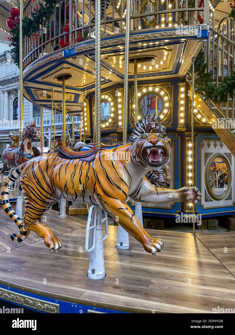 Giostra natalizia a due piani in Greeley Square, New York City, USA 2025 Foto Stock