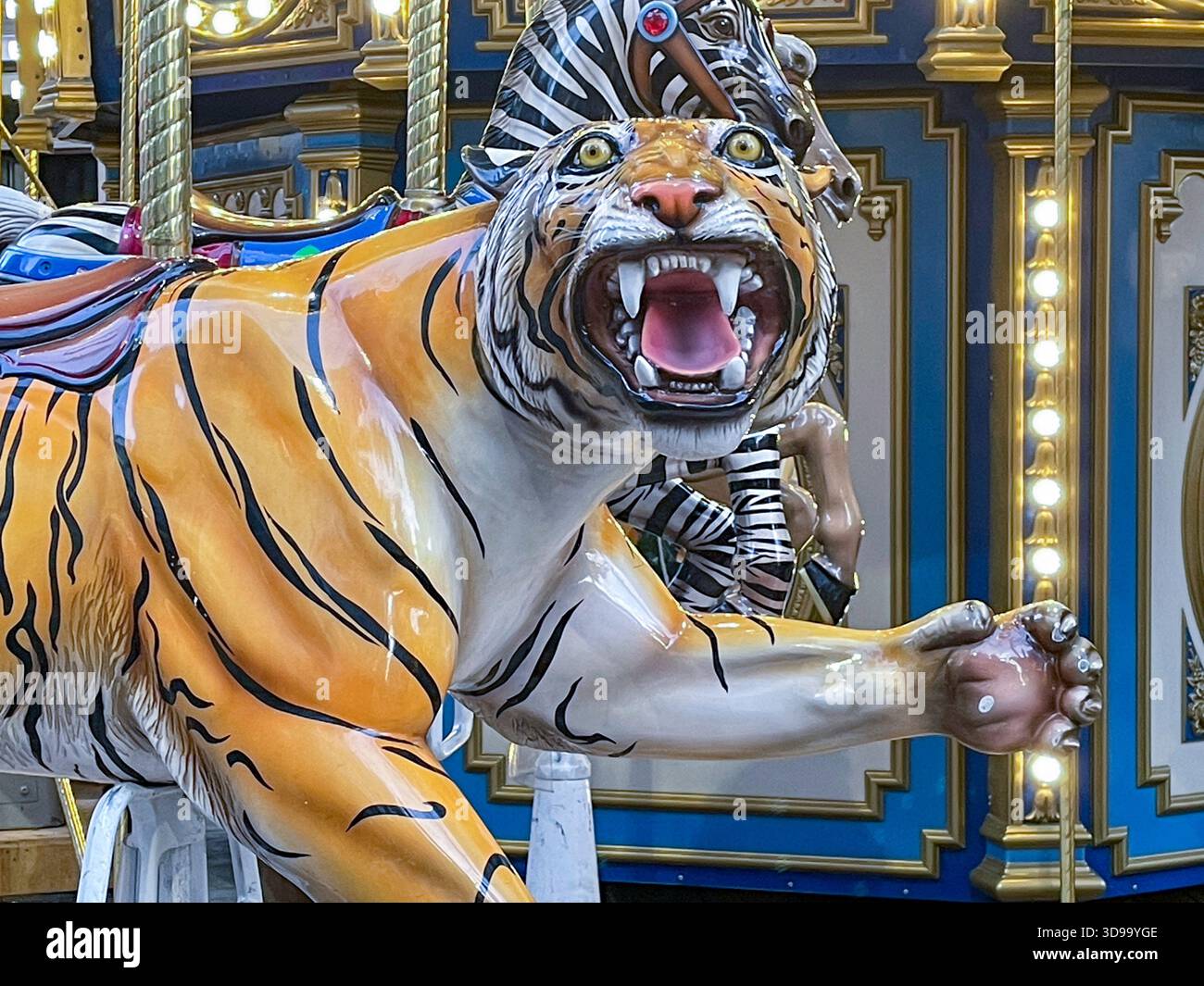 Giostra natalizia a due piani in Greeley Square, New York City, USA 2025 Foto Stock