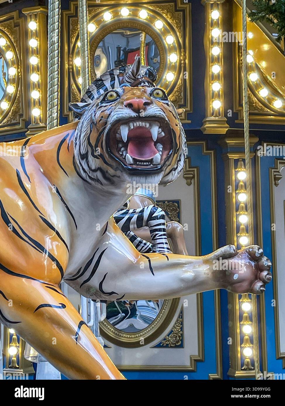 Giostra natalizia a due piani in Greeley Square, New York City, USA 2025 Foto Stock