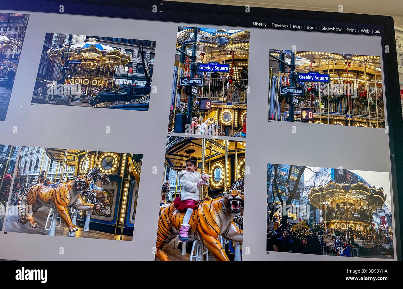 Giostra natalizia a due piani in Greeley Square, New York City, USA 2025 Foto Stock