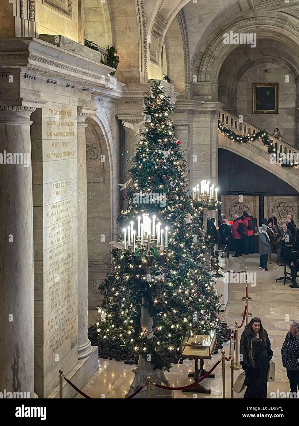 Christmas display, New York Public Library, New York City, USA 2025 - Immagine stock catturata con smartphone