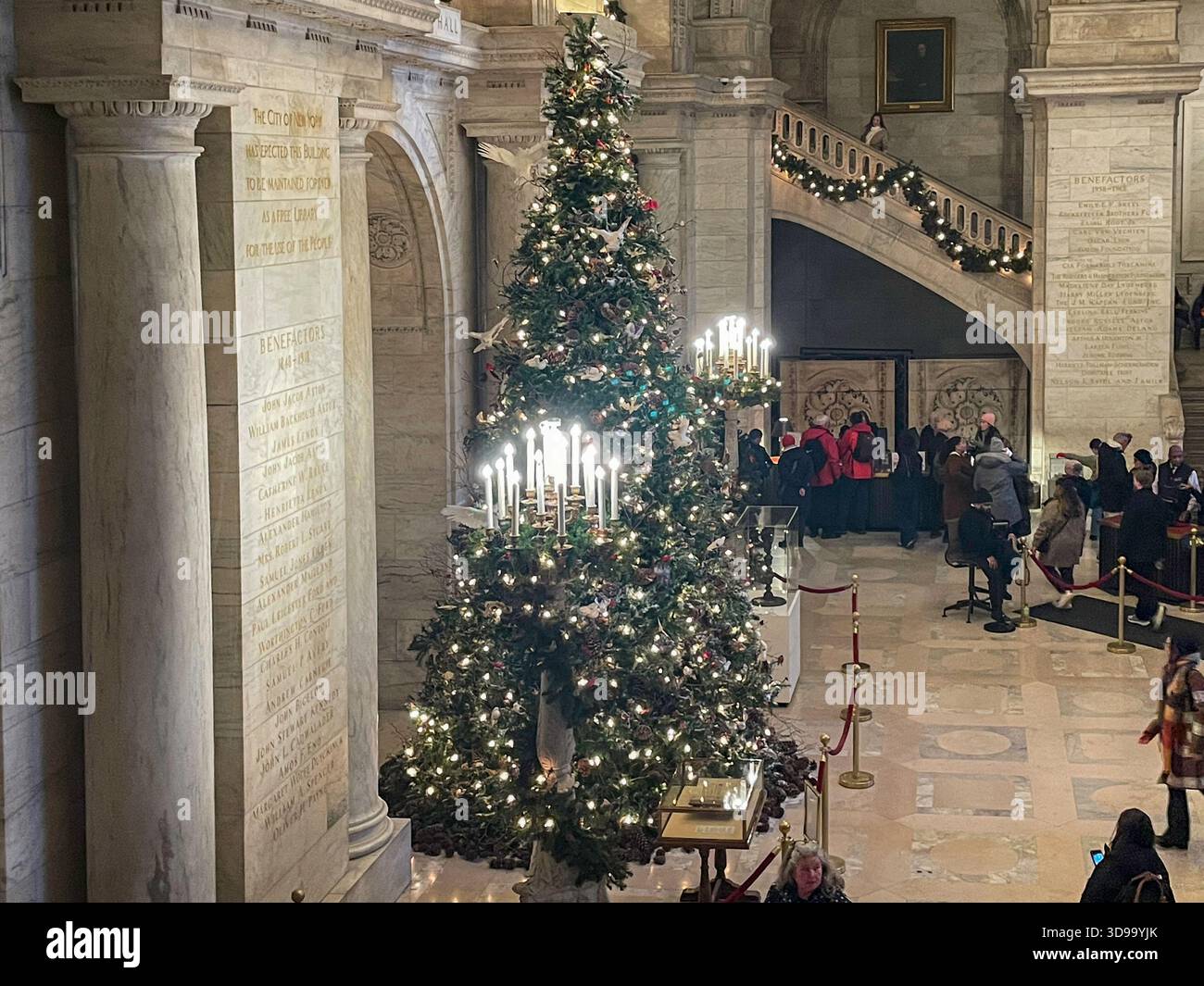 Christmas display, New York Public Library, New York City, USA 2025 - Immagine stock catturata con smartphone