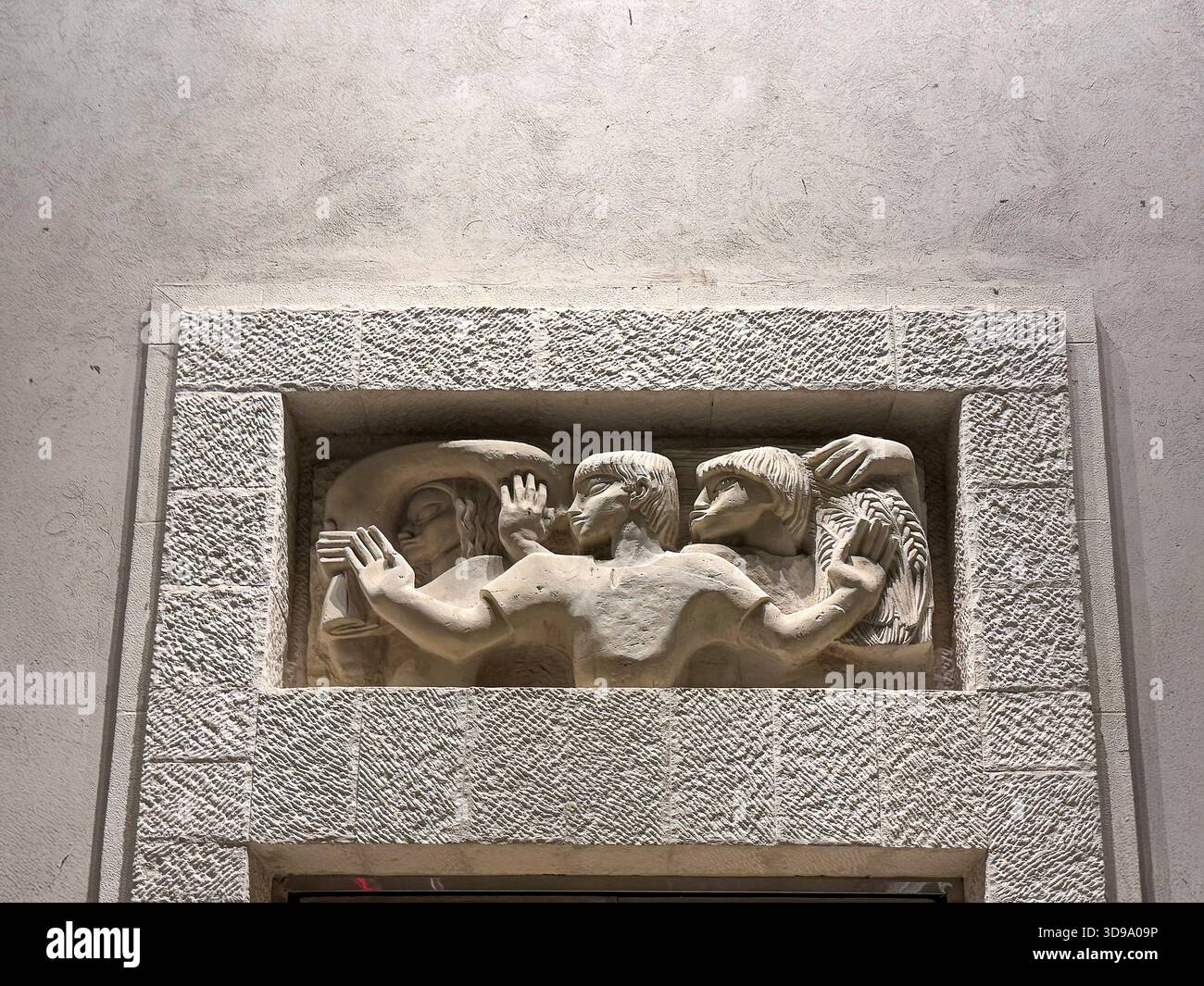Tel Aviv, Israele, 5 novembre 2025. L'edificio Barclays Bank al 103 di Allenby Street presenta un bassorilievo in pietra di Eric Gill raffigurante un fico allegorico Foto Stock