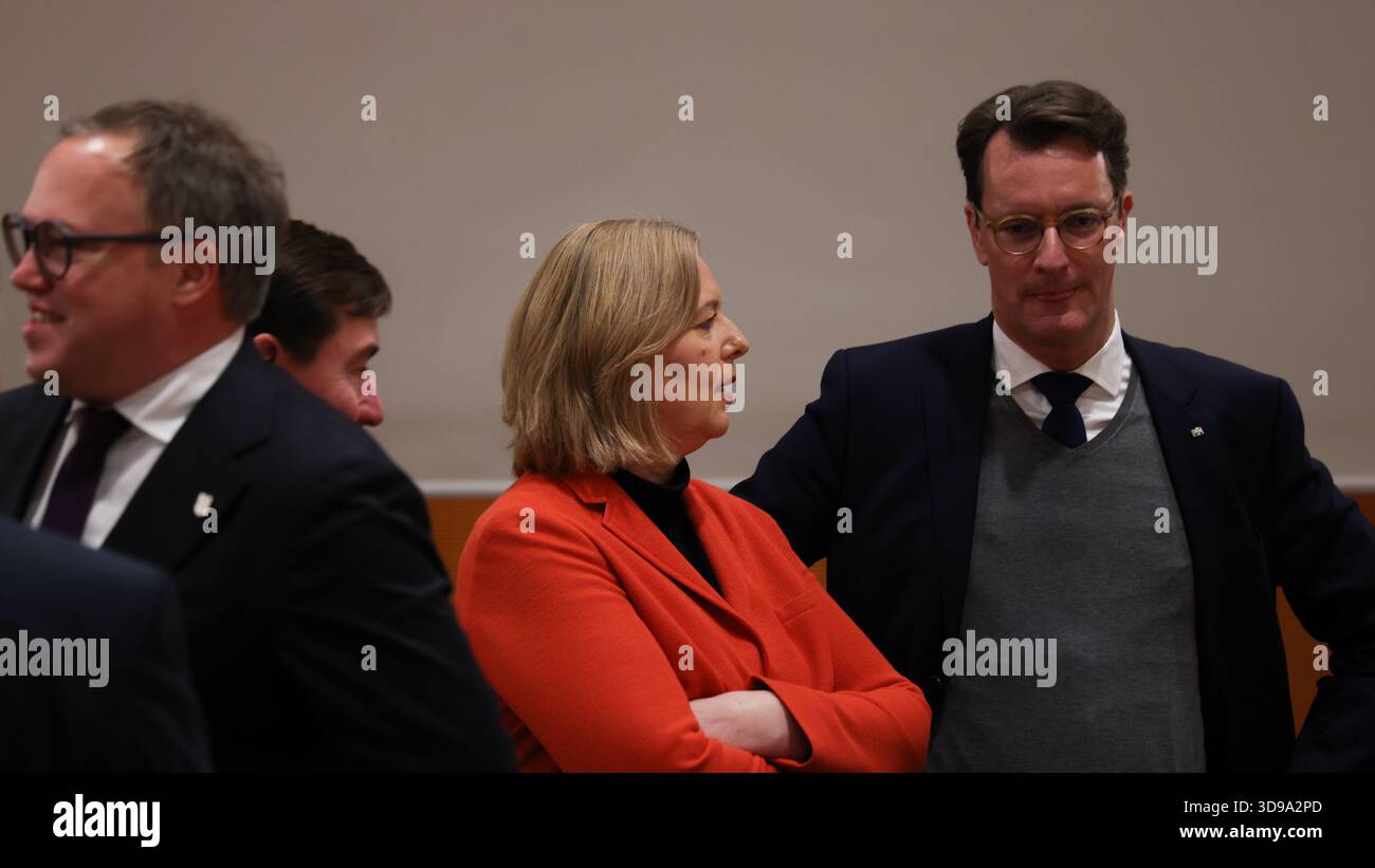 Berlino, Germania, 4° Dez. 2025. Filmato di apertura all’inizio delle consultazioni con i Premier di Stato (Conferenza dei presidenti dei ministri, MPK). Foto: Klaus Kroenert credito: Klaus Kroenert/Alamy Live News Foto Stock