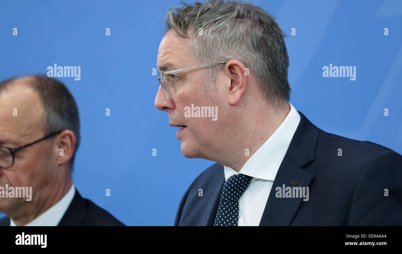 Berlino, Germania, 4° Dez. 2025. Conferenza stampa del Cancelliere federale Friedrich Merz, del primo ministro Alexander Schweitzer e del primo ministro Michael Kretschmer a seguito di consultazioni con i Premier di Stato. Foto: Klaus Kroenert credito: Klaus Kroenert/Alamy Live News Foto Stock