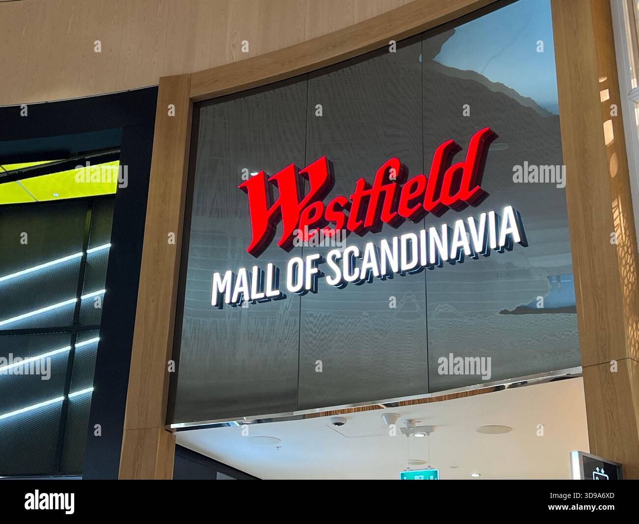 Stoccolma, Svezia - 22 marzo 2025: Centro commerciale Westfield Mall of Scandinavia. - Immagine stock catturata con smartphone