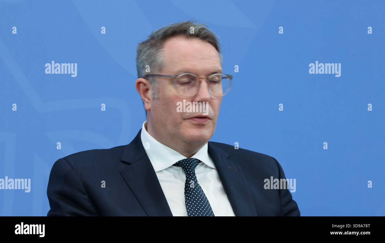 Berlino, Germania, 4° Dez. 2025. Conferenza stampa del Cancelliere federale Friedrich Merz, del primo ministro Alexander Schweitzer e del primo ministro Michael Kretschmer a seguito di consultazioni con i Premier di Stato. Foto: Klaus Kroenert credito: Klaus Kroenert/Alamy Live News Foto Stock