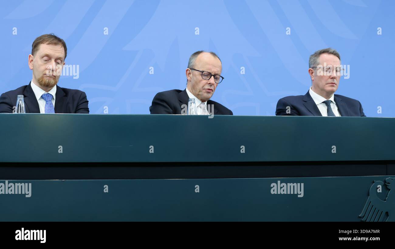 Berlino, Germania, 4° Dez. 2025. Conferenza stampa del Cancelliere federale Friedrich Merz, del primo ministro Alexander Schweitzer e del primo ministro Michael Kretschmer a seguito di consultazioni con i Premier di Stato. Foto: Klaus Kroenert credito: Klaus Kroenert/Alamy Live News Foto Stock