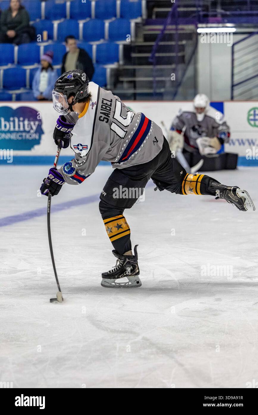 North Richland Hills, Texas USA: L'attaccante di Lone Star Brahmas Vladimir Saibel (15) spara il puck durante i riscaldamenti prima di una partita della NAHL contro i Mudbugs Shreveport sabato 29 novembre 2025 al NYTEX Sports Centre. I Mudbugs hanno battuto i Brahmas 3-2. (Tony Haas/immagine dello sport) Foto Stock