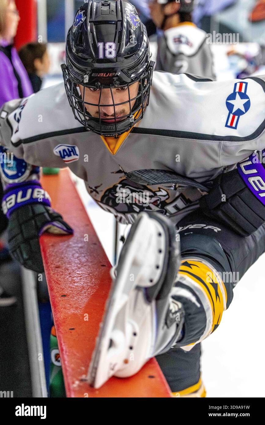 North Richland Hills, Texas USA: L'attaccante della Lone Star Brahmas Vincenzo Capano (18) si allunga sulla panchina prima di una partita della NAHL contro i Mudbugs di Shreveport sabato 29 novembre 2025 al NYTEX Sports Centre. I Mudbugs hanno battuto i Brahmas 3-2. (Tony Haas/immagine dello sport) Foto Stock