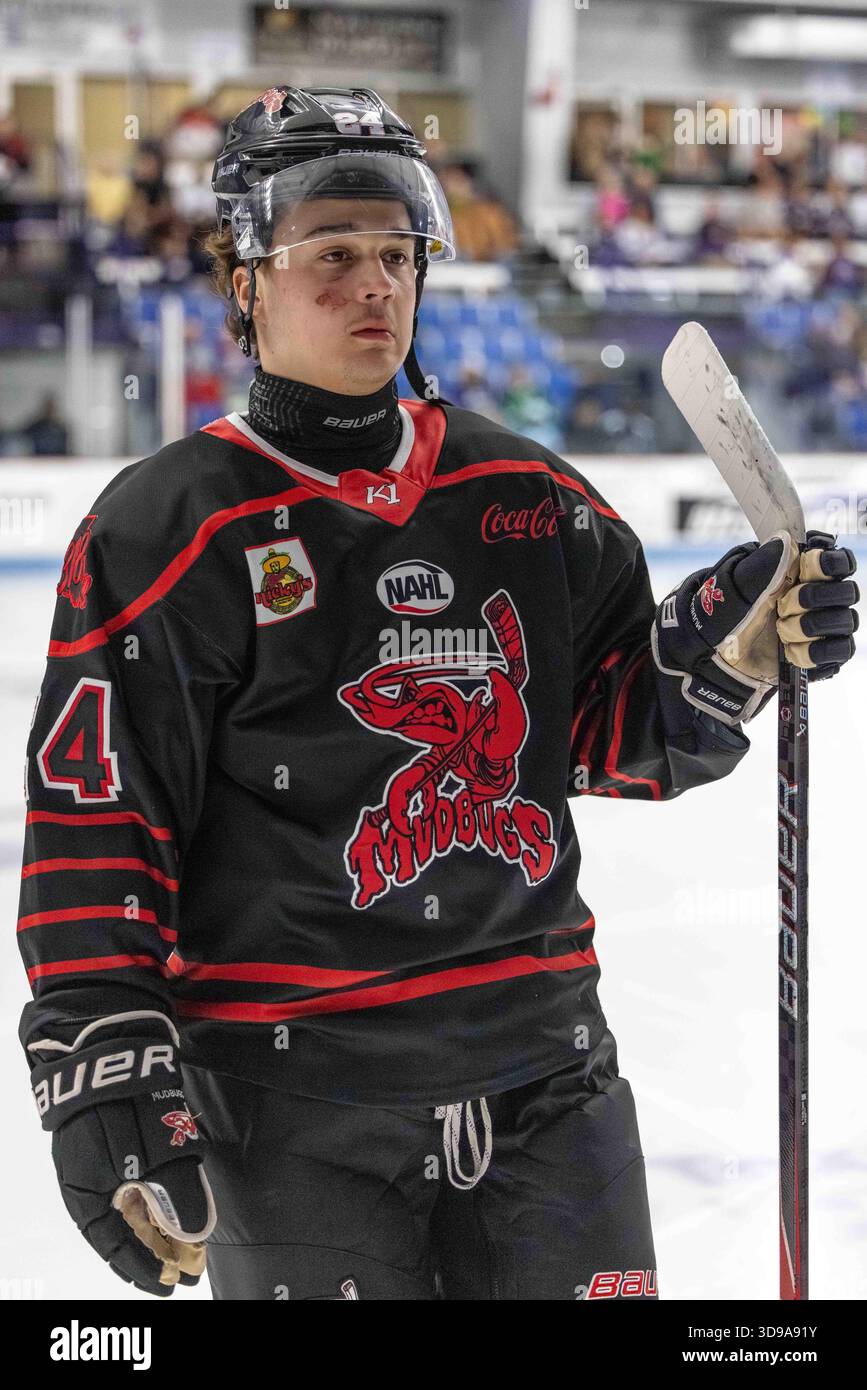 North Richland Hills, Texas USA: Il difensore dei Shreveport Mudbugs Johnathon Berndt (4) attende vicino alla panchina per l'inizio della partita della NAHL contro il Lone Star Brahmas sabato 29 novembre 2025 presso il NYTEX Sports Centre. I Mudbugs hanno battuto i Brahmas 3-2. (Tony Haas/immagine dello sport) Foto Stock