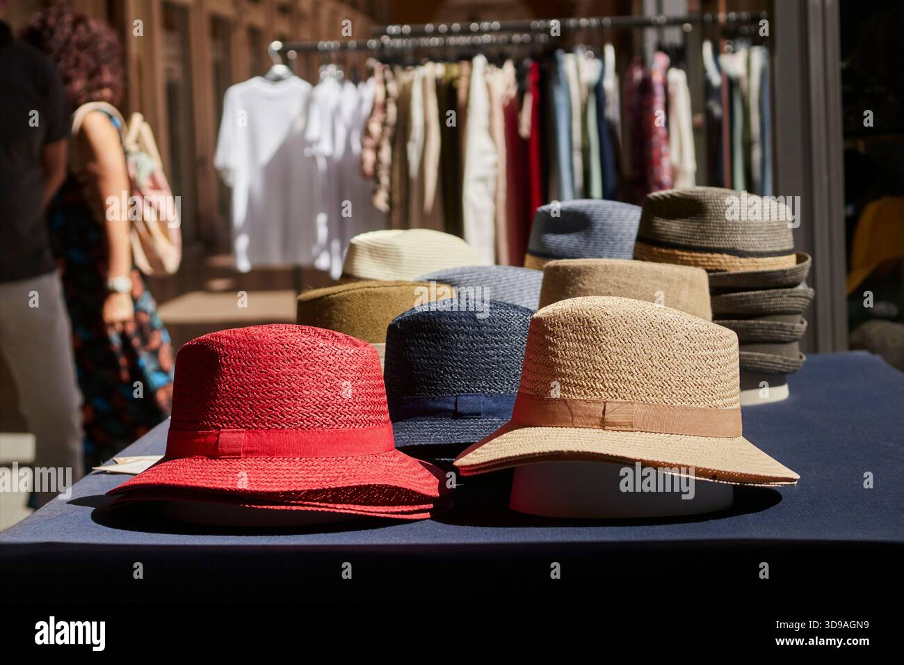Cappelli in vendita presso un mercato marciapiede, Cuneo, Piemonte, Italia Foto Stock