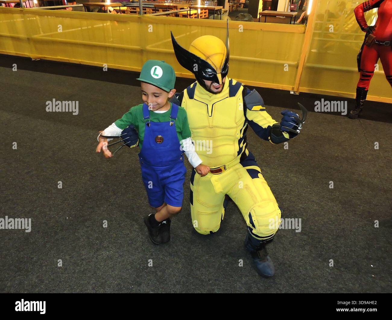 San Paolo, San Paolo, Brasile. 4 dicembre 2025. San Paolo (SP), 04/12/2025 - Cultura/Pop/Cinema/CCXP - il pubblico ha investito in costumi cosplay il secondo giorno della CCXP25 all'Expo di San Paolo. Personaggi come Wolverine, Dr. Doom, Alien, Dragon Ball, Fallout, e Mortal Kombat era tra quelli scelti per quel giorno. (Foto: Leandro Chemalle/Thenews2/Zumapress) (immagine di credito: © Leandro Chemalle/TheNEWS2 via ZUMA Press Wire) SOLO USO EDITORIALE! Non per USO commerciale! Foto Stock