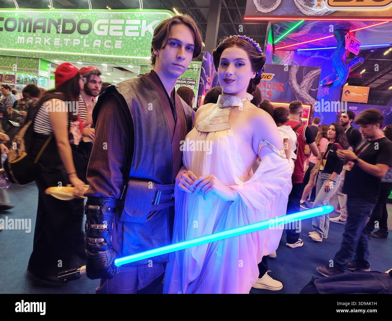 San Paolo, San Paolo, Brasile. 4 dicembre 2025. San Paolo (SP), 04/12/2025 - Cultura/Pop/Cinema/CCXP - il pubblico ha investito in costumi cosplay il secondo giorno della CCXP25 all'Expo di San Paolo. Personaggi come Wolverine, Dr. Doom, Alien, Dragon Ball, Fallout, e Mortal Kombat era tra quelli scelti per quel giorno. (Foto: Leandro Chemalle/Thenews2/Zumapress) (immagine di credito: © Leandro Chemalle/TheNEWS2 via ZUMA Press Wire) SOLO USO EDITORIALE! Non per USO commerciale! Foto Stock