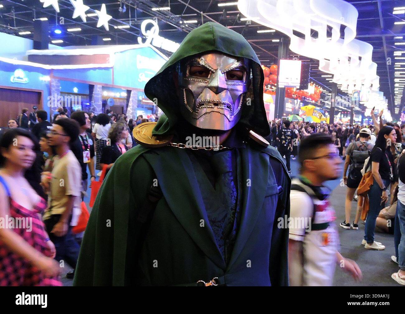 San Paolo, San Paolo, Brasile. 4 dicembre 2025. San Paolo (SP), 04/12/2025 - Cultura/Pop/Cinema/CCXP - il pubblico ha investito in costumi cosplay il secondo giorno della CCXP25 all'Expo di San Paolo. Personaggi come Wolverine, Dr. Doom, Alien, Dragon Ball, Fallout, e Mortal Kombat era tra quelli scelti per quel giorno. (Foto: Leandro Chemalle/Thenews2/Zumapress) (immagine di credito: © Leandro Chemalle/TheNEWS2 via ZUMA Press Wire) SOLO USO EDITORIALE! Non per USO commerciale! Foto Stock