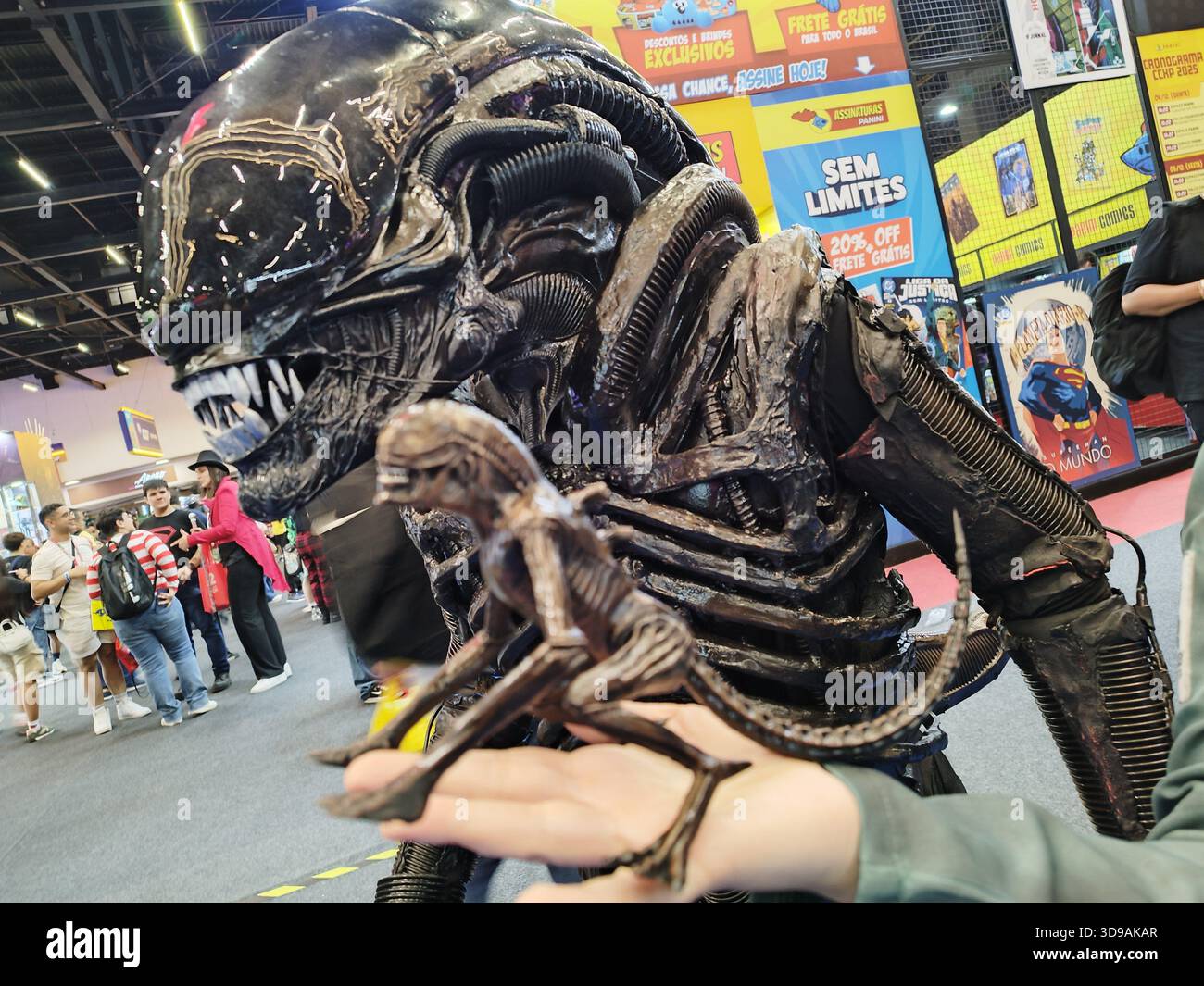 San Paolo, San Paolo, Brasile. 4 dicembre 2025. San Paolo (SP), 04/12/2025 - Cultura/Pop/Cinema/CCXP - il pubblico ha investito in costumi cosplay il secondo giorno della CCXP25 all'Expo di San Paolo. Personaggi come Wolverine, Dr. Doom, Alien, Dragon Ball, Fallout, e Mortal Kombat era tra quelli scelti per quel giorno. (Foto: Leandro Chemalle/Thenews2/Zumapress) (immagine di credito: © Leandro Chemalle/TheNEWS2 via ZUMA Press Wire) SOLO USO EDITORIALE! Non per USO commerciale! Foto Stock
