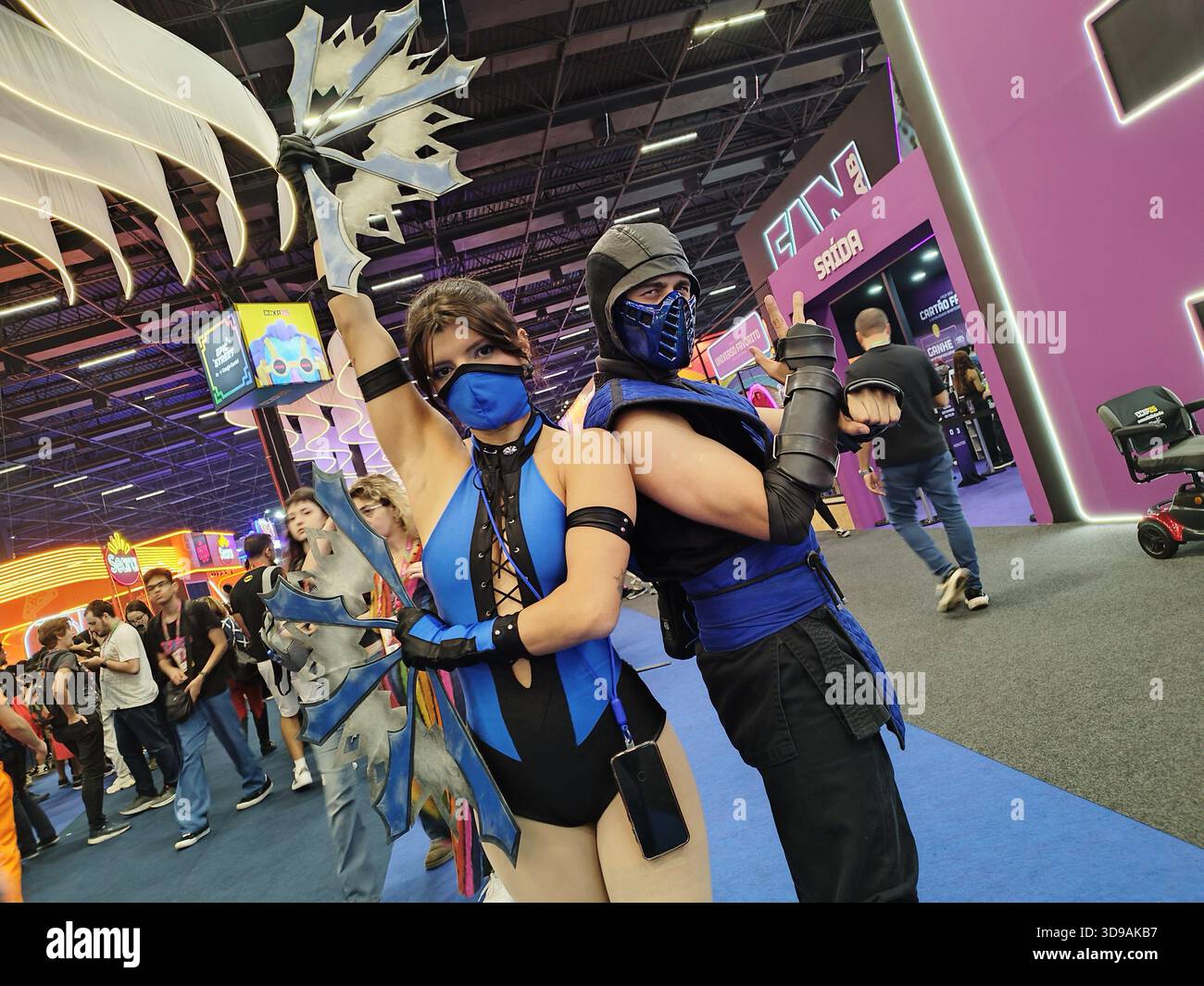 San Paolo, San Paolo, Brasile. 4 dicembre 2025. San Paolo (SP), 04/12/2025 - Cultura/Pop/Cinema/CCXP - il pubblico ha investito in costumi cosplay il secondo giorno della CCXP25 all'Expo di San Paolo. Personaggi come Wolverine, Dr. Doom, Alien, Dragon Ball, Fallout, e Mortal Kombat era tra quelli scelti per quel giorno. (Foto: Leandro Chemalle/Thenews2/Zumapress) (immagine di credito: © Leandro Chemalle/TheNEWS2 via ZUMA Press Wire) SOLO USO EDITORIALE! Non per USO commerciale! Foto Stock
