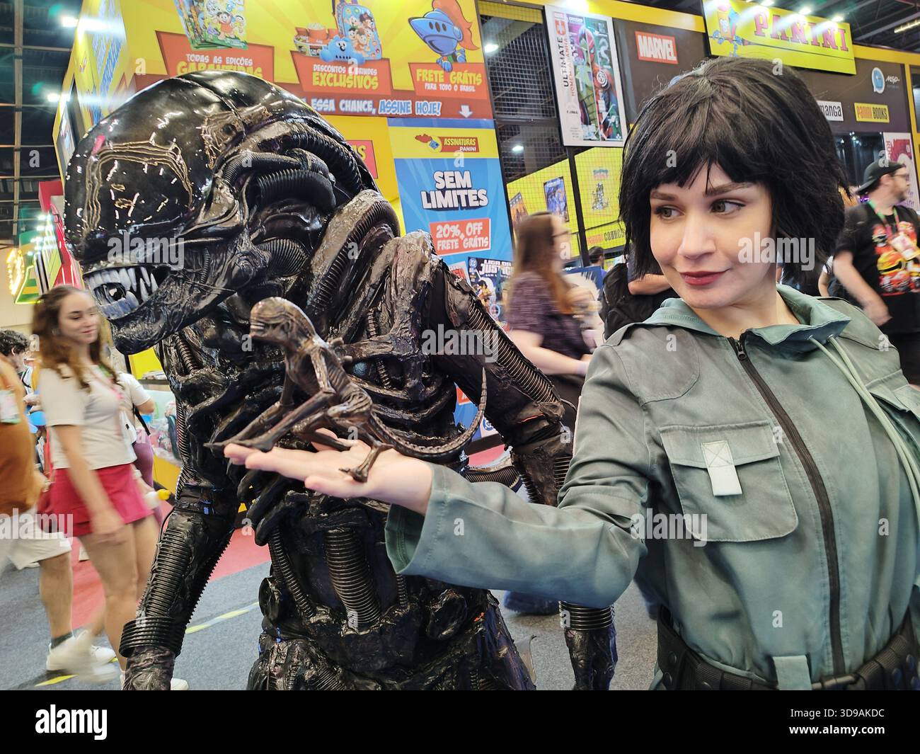 San Paolo, San Paolo, Brasile. 4 dicembre 2025. San Paolo (SP), 04/12/2025 - Cultura/Pop/Cinema/CCXP - il pubblico ha investito in costumi cosplay il secondo giorno della CCXP25 all'Expo di San Paolo. Personaggi come Wolverine, Dr. Doom, Alien, Dragon Ball, Fallout, e Mortal Kombat era tra quelli scelti per quel giorno. (Foto: Leandro Chemalle/Thenews2/Zumapress) (immagine di credito: © Leandro Chemalle/TheNEWS2 via ZUMA Press Wire) SOLO USO EDITORIALE! Non per USO commerciale! Foto Stock