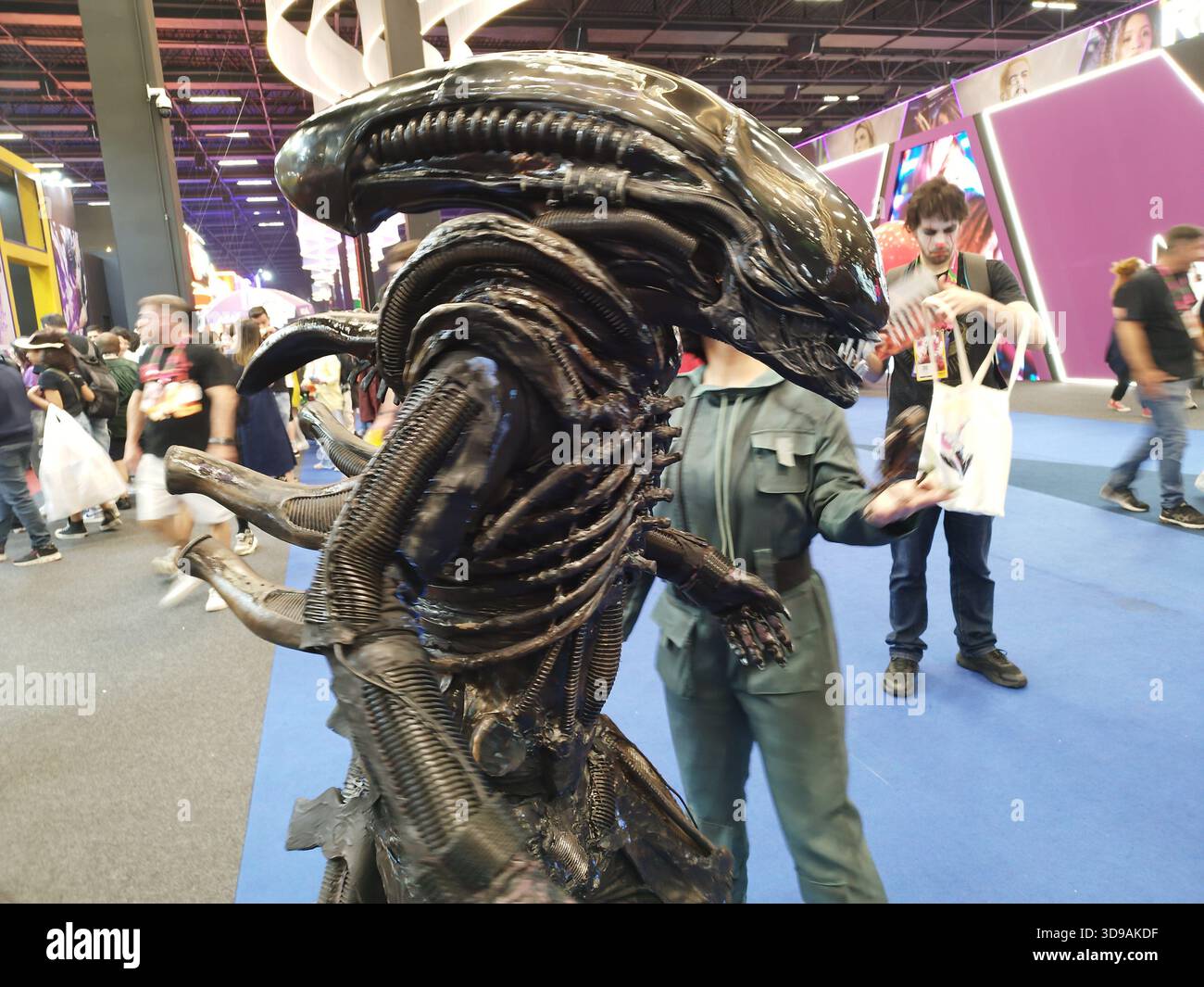 San Paolo, San Paolo, Brasile. 4 dicembre 2025. San Paolo (SP), 04/12/2025 - Cultura/Pop/Cinema/CCXP - il pubblico ha investito in costumi cosplay il secondo giorno della CCXP25 all'Expo di San Paolo. Personaggi come Wolverine, Dr. Doom, Alien, Dragon Ball, Fallout, e Mortal Kombat era tra quelli scelti per quel giorno. (Foto: Leandro Chemalle/Thenews2/Zumapress) (immagine di credito: © Leandro Chemalle/TheNEWS2 via ZUMA Press Wire) SOLO USO EDITORIALE! Non per USO commerciale! Foto Stock