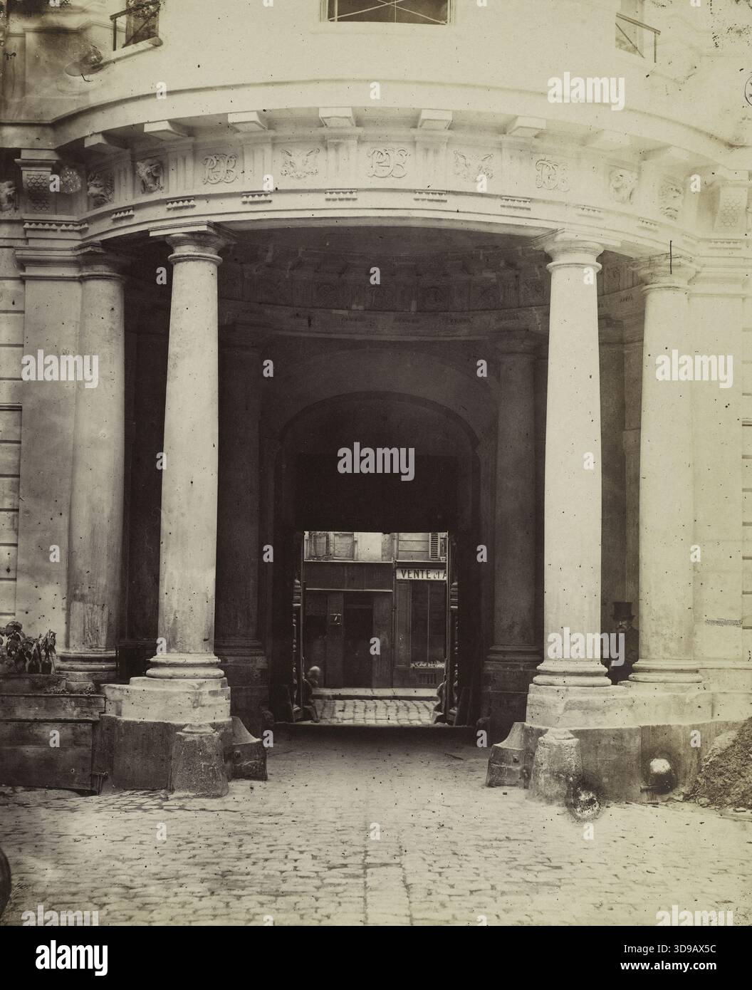 Hotel de Beauvais, 68 rue Francois-Miron, 4° arrondissement, Parigi. Emonts or Emonds, Pierre, fotografo, tra il 1862 e il 1905, Fotografia, Arti grafiche, Fotografia, stampa di albumi, dimensioni - disegno: altezza: 24,6 cm, larghezza: 20,2 cm, dimensioni - supporto originale: altezza: 31,4 cm, larghezza: 47,8 Foto Stock