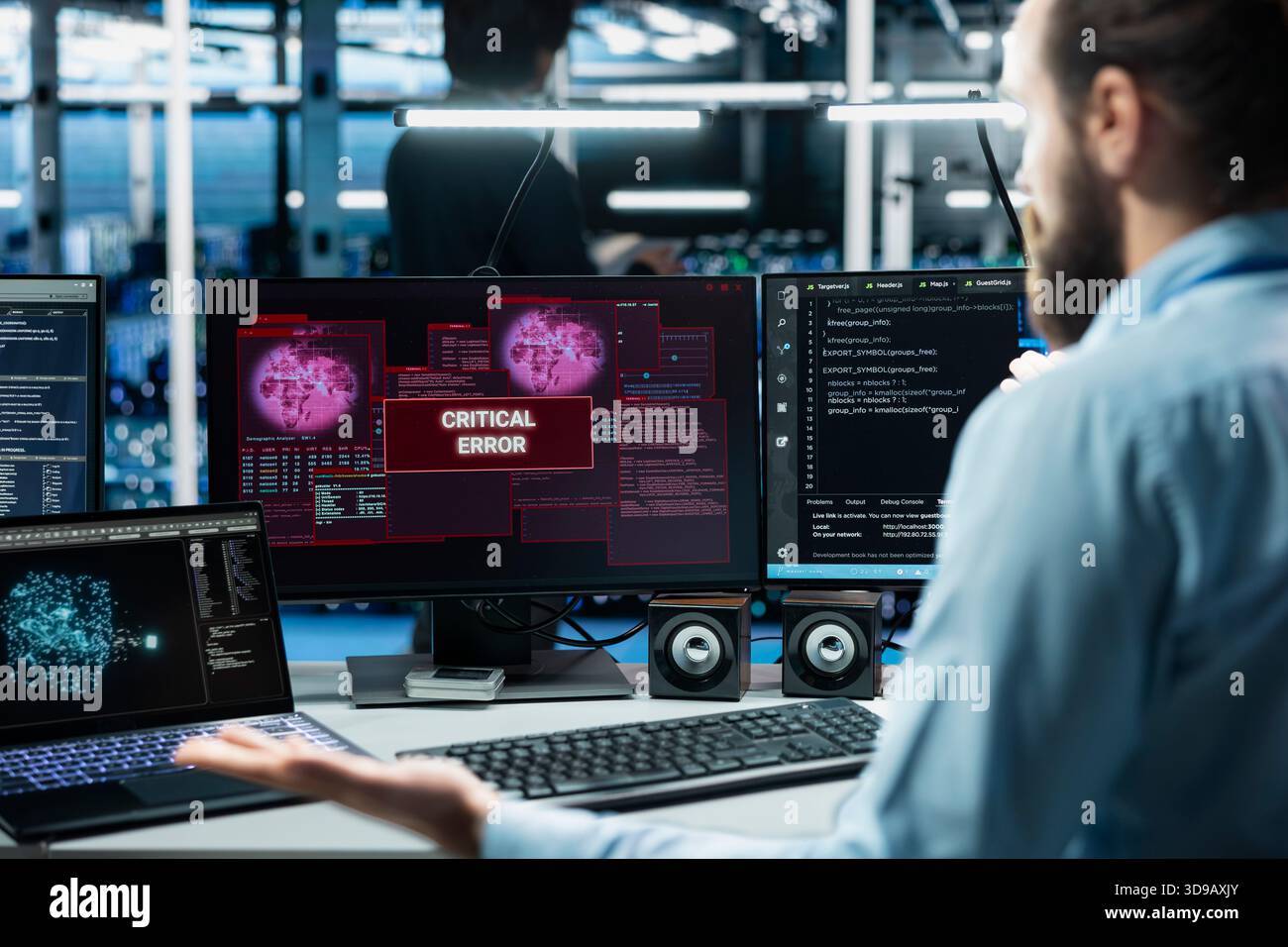 Primo piano dello sviluppatore di software per data center che utilizza ai LLM Assistant per correggere gli errori critici che interessano l'infrastruttura. Dipendente IT della sala server che utilizza un chatbot basato su modelli linguistici di grandi dimensioni per eliminare i bug informatici Foto Stock