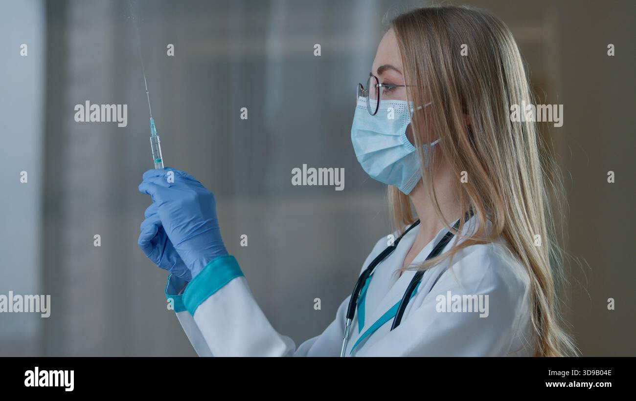 Donna caucasica medico preparazione vaccinazione tenuta siringa per iniezione covid19 vaccino virus farmaco ragazza cosmetologia dermatologia bellezza plastica Foto Stock