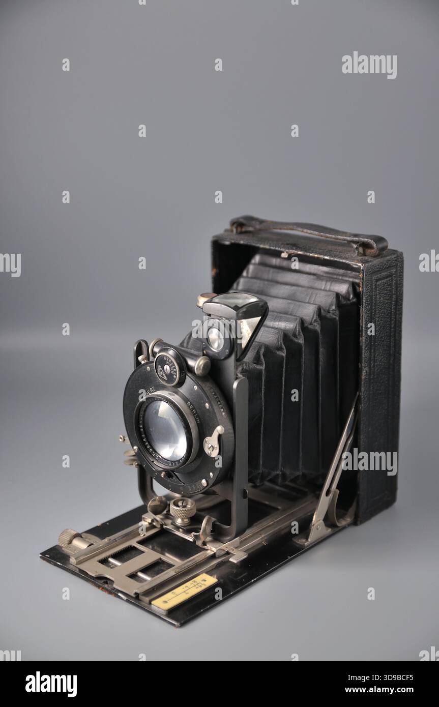 Telecamera a soffietto pieghevole anticata con base su guida e comandi manuali, ideale per collezionisti e fotografia analogica. Foto Stock