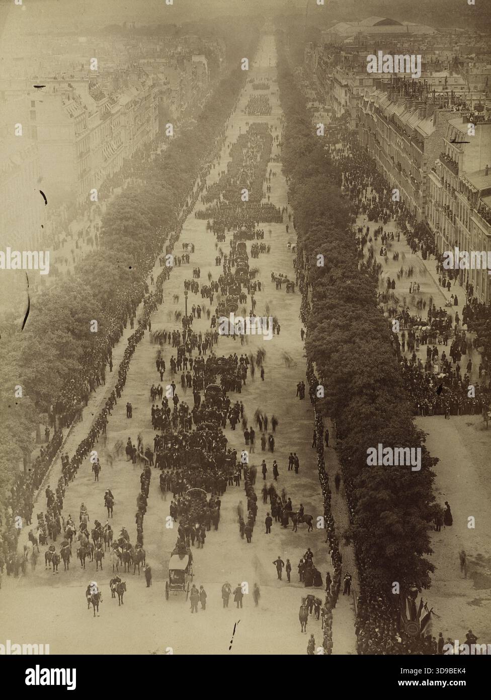 Annuncio della partenza della processione alle 11:15, veduta degli Champs-Élysées, 1 giugno 1885, Normand, Alfred Nicolas, fotografo, 1 giugno 1885, ultimo quarto del XIX secolo, Maison de Victor Hugo - Hauteville House, fotografia, fotografia, Gelatin Silver print, Parigi, dimensioni - illustrazione: altezza: 22,3 cm, larghezza: 17 cm, dimensioni - supporto museo: altezza: 40 cm, larghezza: 30 Foto Stock