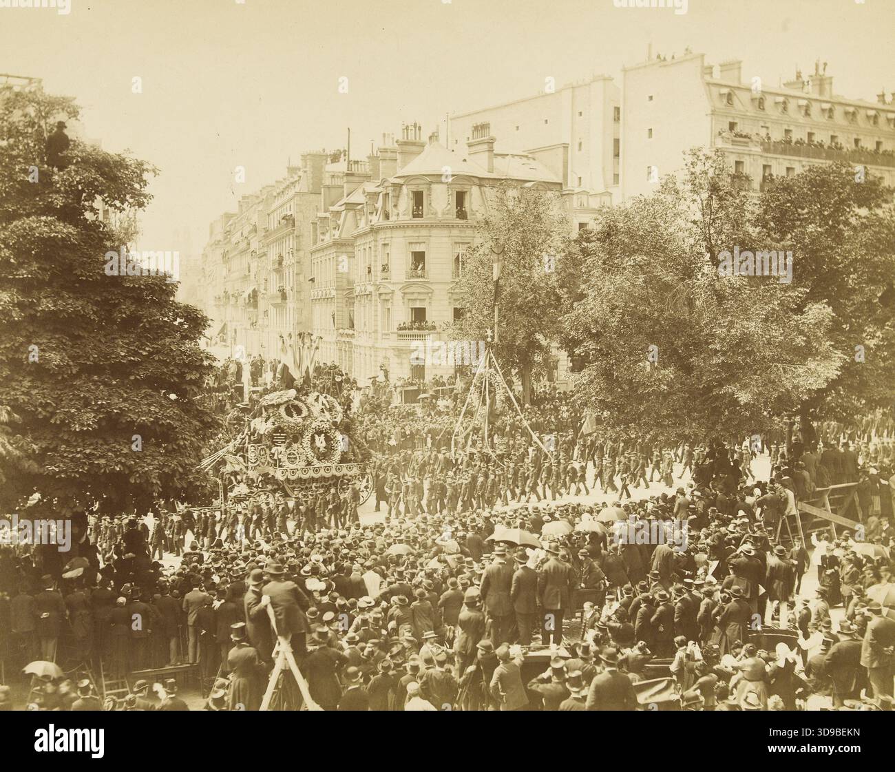 Wreath Floats e processione su Boulevard Saint-Germain, 1 giugno 1885. Fotografo: Alfred Nicolas Normand, 1-6-1885, ultimo quarto del XIX secolo, Maison de Victor Hugo - Hauteville House, fotografia, stampa albume, Parigi. Dimensioni - illustrazione: Altezza: 25 cm, larghezza: 31,7 cm. Dimensioni - montaggio originale: Altezza: 49,2 cm, larghezza: 63,8 cm. Dimensioni - montaggio: Altezza: 60 cm, larghezza: 79,8 Foto Stock