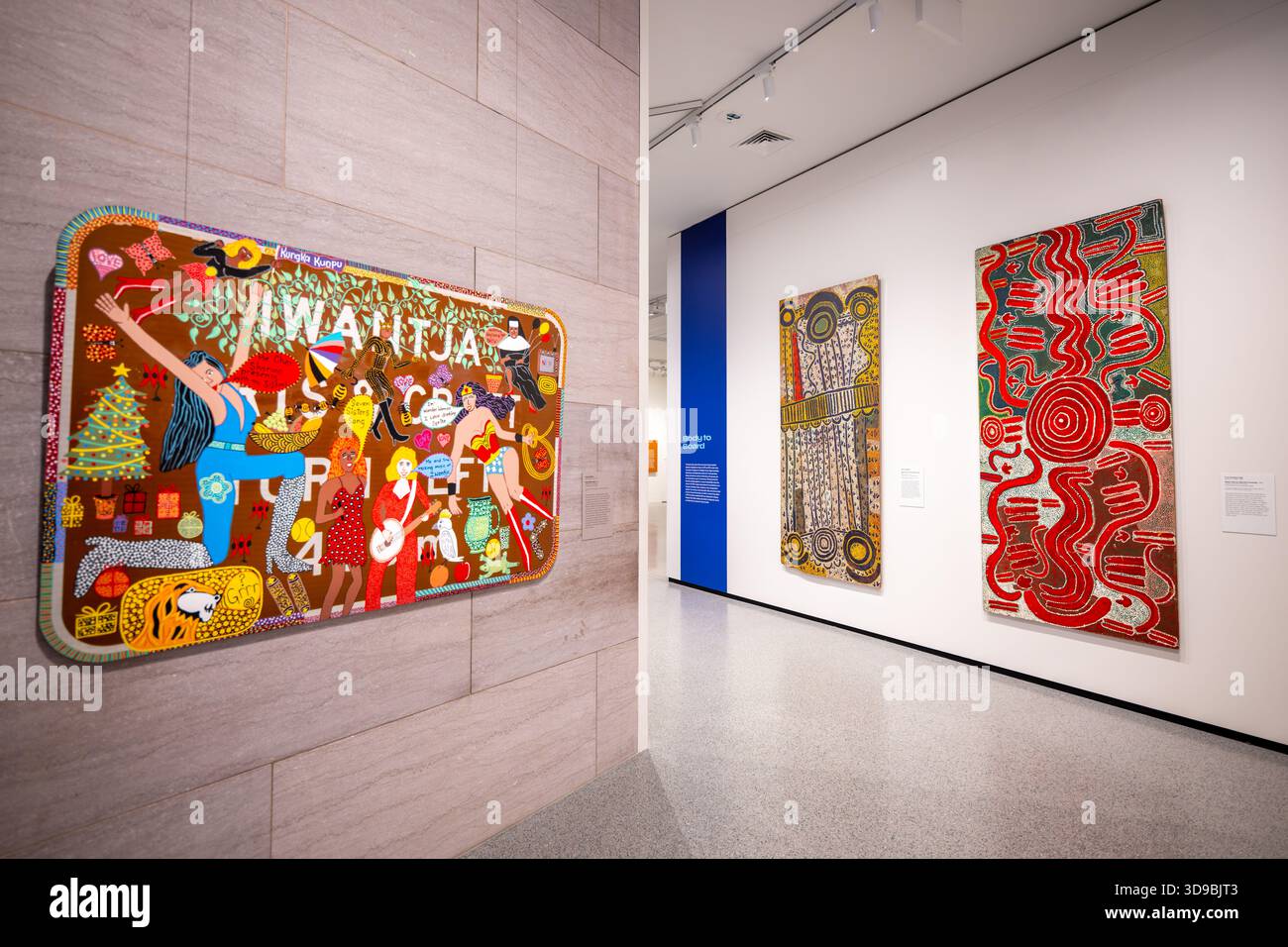 National Gallery of Art Australian Indigenous Art Exhibit Washington DC // WASHINGTON DC — opere d'arte indigene australiane, tra cui Kaylene Whiskey's Seven Sisters Song (2021), sono esposte in una mostra alla National Gallery of Art La vernice smaltata di whiskey su un cartello stradale mescola storie ancestrali con icone della cultura pop, con "Kungka Kunpu" (donne forti). Ngapa Jukurrpa (Big Rain Dreaming) (1986) di Fred Jampijinpa Jigili utilizza vernice smaltata per reinterpretare i disegni paesaggistici e i siti sacri di Warlpiri. Wakulyarri Jukurrpa (Rock Wallaby Dreaming) di Joe James Japanangka (1986) raffigura il suo Warl Foto Stock