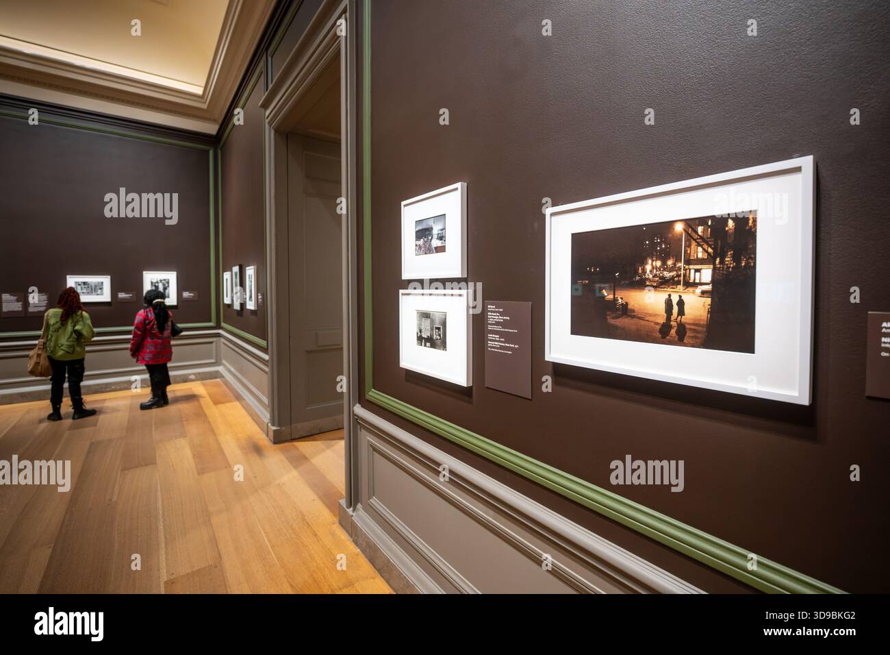 National Gallery Of Art Photography Black Arts Movement Washington DC | WASHINGTON DC — La stampa a getto d'inchiostro “Nite Meetings” di Alex Harsley, del 1959, stampata nel 2024, è esposta alla National Gallery of Art. Quest'opera fa parte della mostra “Photography and the Black Arts Movement, 1955-1985”. La mostra esplora come gli artisti degli anni '50 hanno usato la fotografia per promuovere la dignità e la libertà nera durante l'era dei diritti civili. La fotografia era uno strumento fondamentale e una forma d'arte all'interno del Black Arts Movement, catturando la bellezza ed esponendo le crudeltà sociali, favorendo un approccio distintamente nero alla creazione artistica. Foto Stock