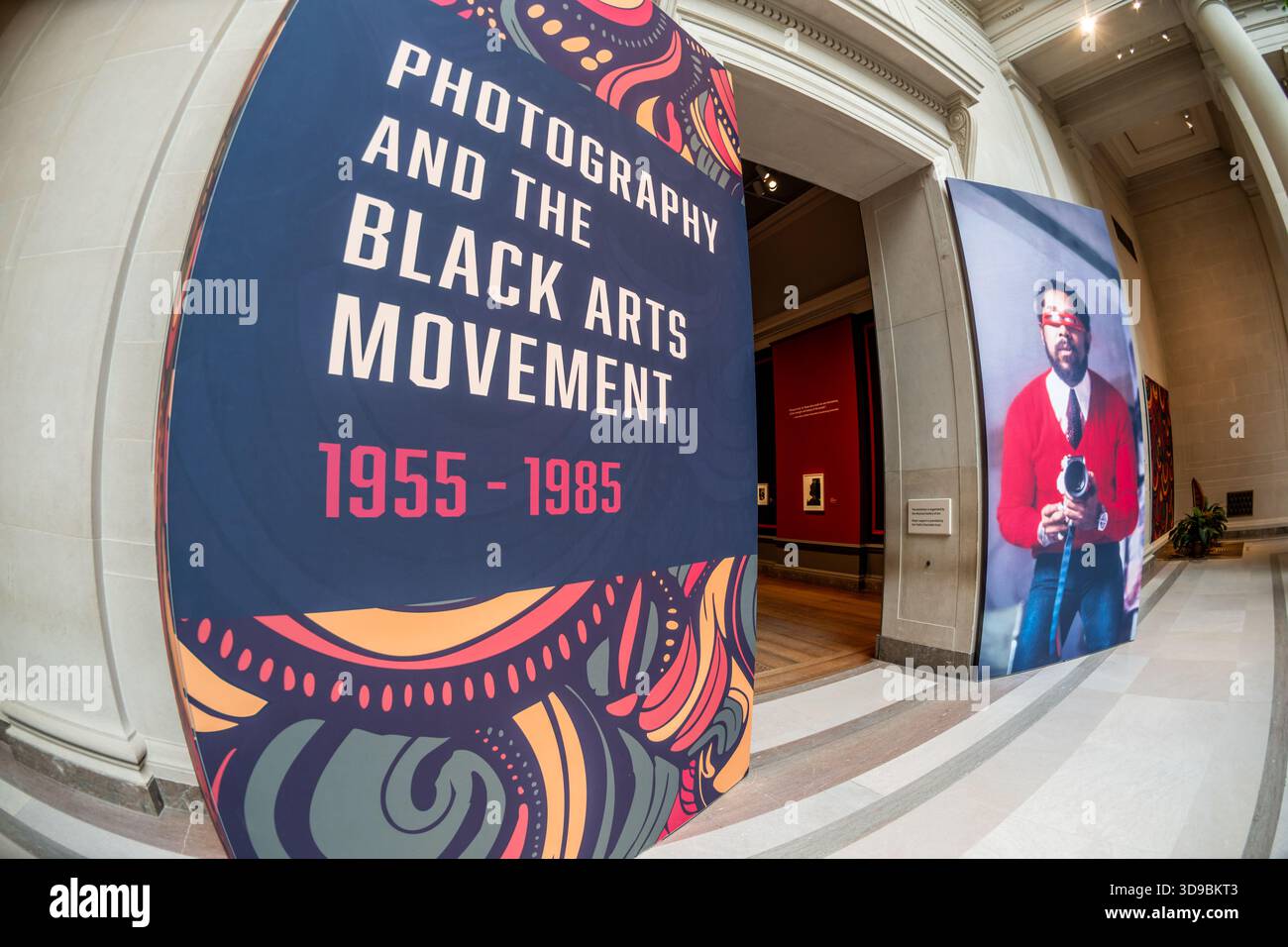 National Gallery of Art Photography and the Black Arts Movement Washington DC // WASHINGTON DC — l'ingresso alla mostra "Photography and the Black Arts Movement, 1955-1985" è esposto alla National Gallery of Art Questa mostra esplora il ruolo critico della fotografia sia come strumento di comunicazione che come forma d'arte all'interno del Black Arts Movement (BAM). Il BAM, dal 1955 al 1985, ha visto gli artisti usare gli sforzi creativi per promuovere la dignità nera, la speranza e la libertà durante le lotte per i diritti civili. Le fotografie sono state ampiamente diffuse nei giornali e nelle riviste Black come Life and Ebony e Incor Foto Stock