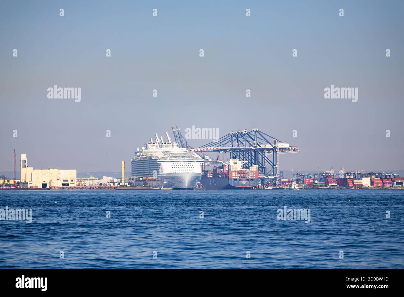 Hutson Bay, un porto marittimo di New York, con una nave da crociera e una nave container ormeggiata al molo Foto Stock