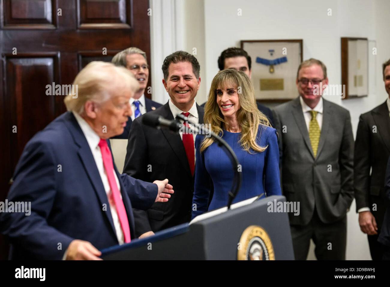 Il presidente Donald Trump annuncia la creazione dei conti Trump nella Roosevelt Room della Casa Bianca, cui si sono Uniti Michael e Susan Dell, durante un evento stampa il 2 dicembre 2025. Per gentile concessione della Casa Bianca. Foto Stock