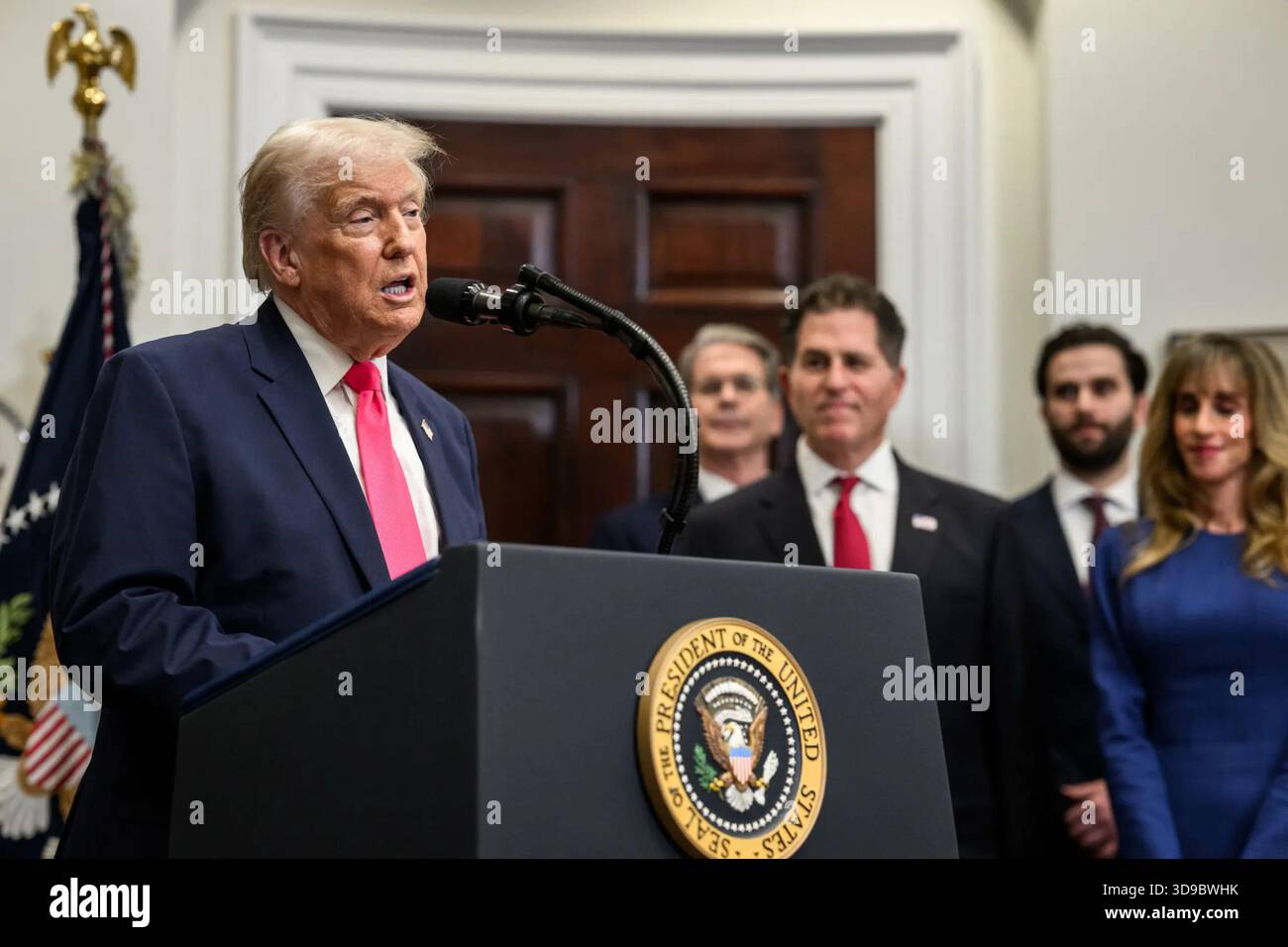 Il presidente Donald Trump annuncia la creazione dei conti Trump nella Roosevelt Room della Casa Bianca, cui si sono Uniti Michael e Susan Dell, durante un evento stampa il 2 dicembre 2025. Per gentile concessione della Casa Bianca. Foto Stock