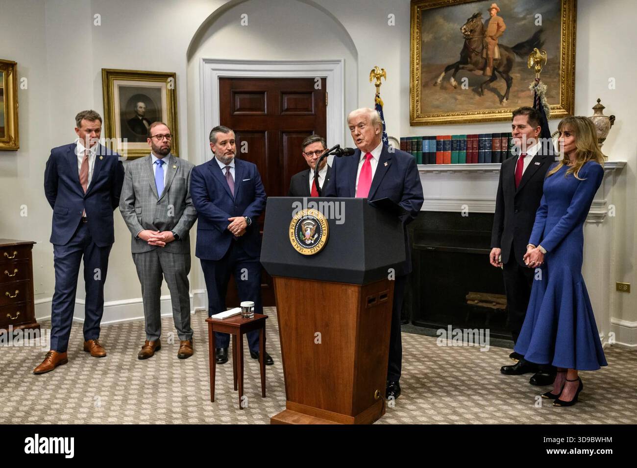 Il presidente Donald Trump annuncia la creazione dei conti Trump nella Roosevelt Room della Casa Bianca, cui si sono Uniti Michael e Susan Dell, durante un evento stampa il 2 dicembre 2025. Per gentile concessione della Casa Bianca. Foto Stock