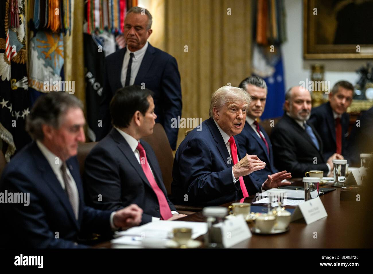 Il presidente Donald Trump tiene una riunione di gabinetto, martedì 2 dicembre 2025, nella sala del Gabinetto della Casa Bianca. (Foto ufficiale della Casa Bianca di Daniel Torok) Foto Stock