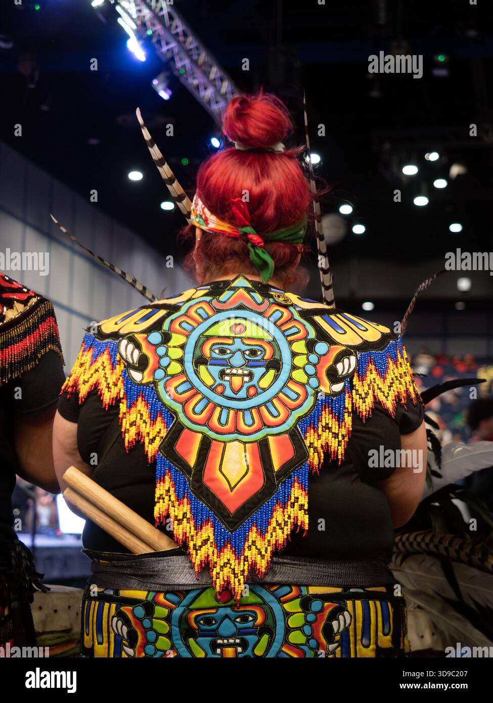 Costume decorato con applique god e frange con perline indossate da un batterista Matachines. Foto Stock