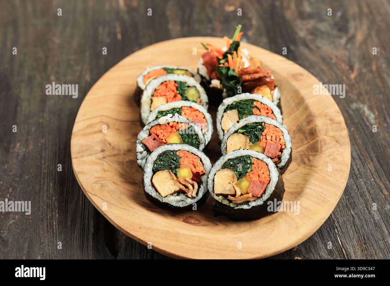 Kimbap coreano o Gimbap, Rice Roll preparato con vari ingredienti su piatto di legno Foto Stock