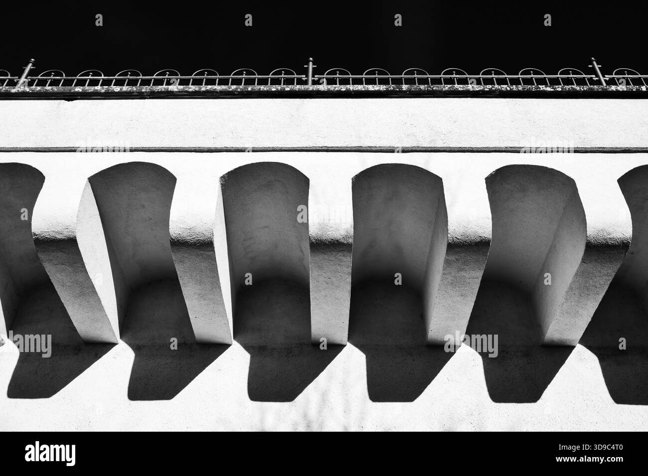 Strutture architettoniche di un ponte con forti ombre nella fotografia in bianco e nero, Radolfzell am Lake Costanza, distretto di Costanza, Baden-Wuertt Foto Stock