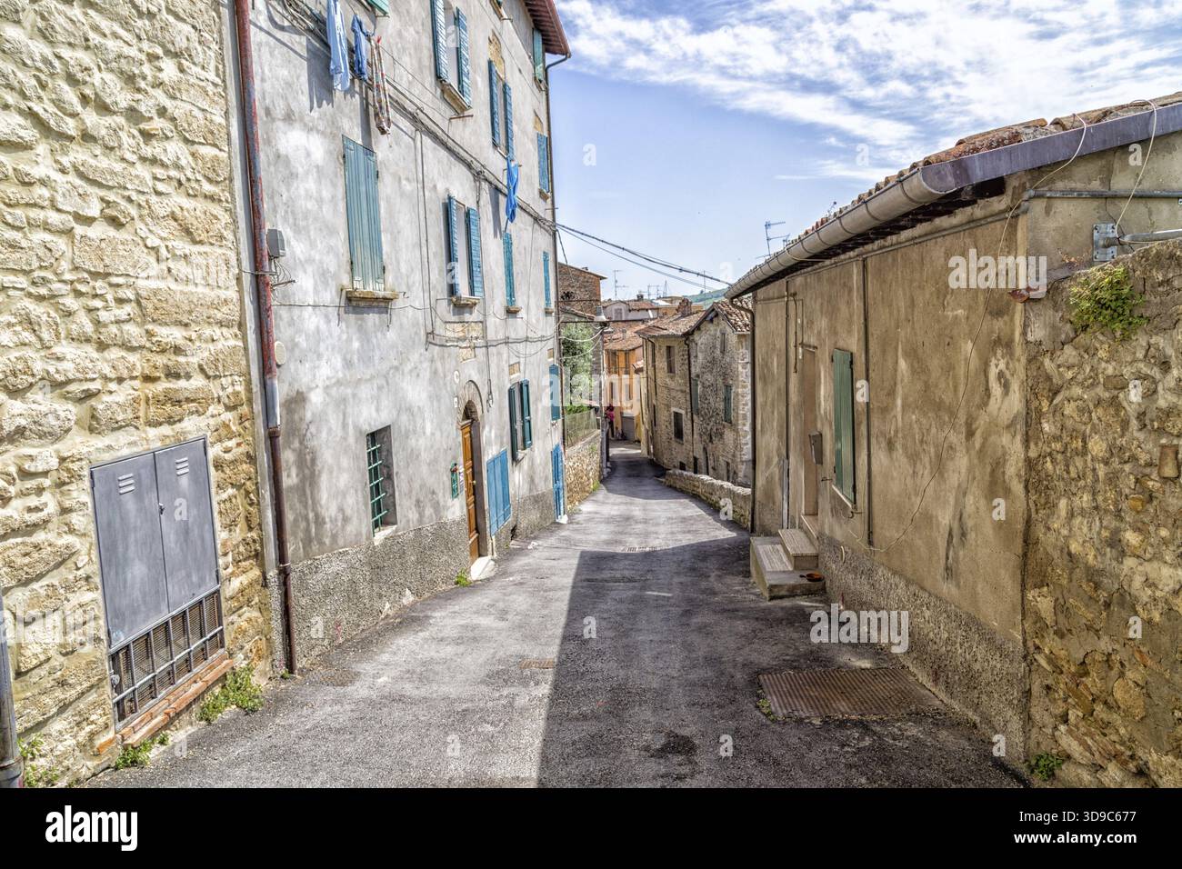Le vecchie case affacciate su una strada nella città vecchia di un paese di campagna in campagna italiana Foto Stock