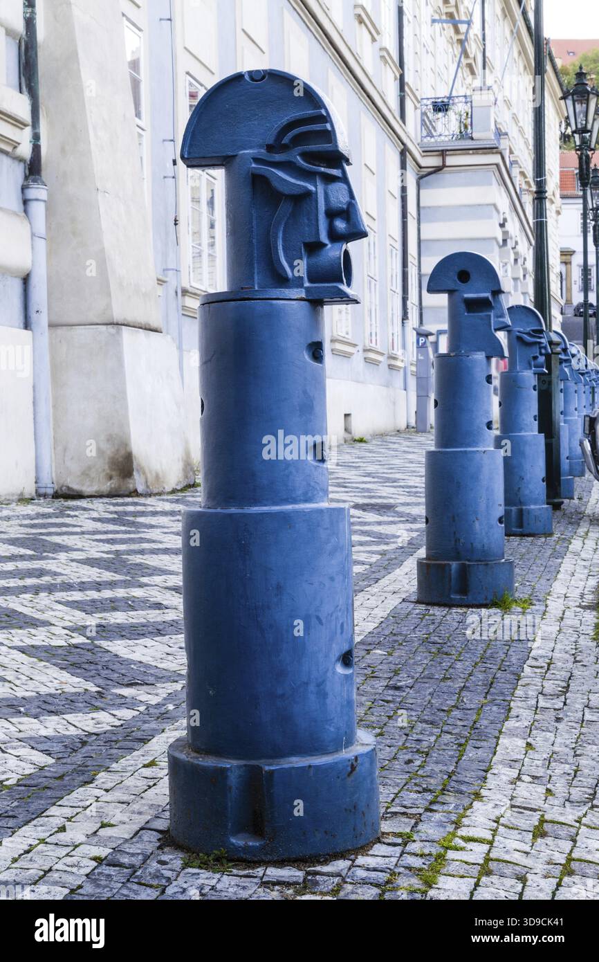 La luce blu cubista di metallo Bitte in Malostranske namesti (Quartiere Piccolo quadrato) a Praga Foto Stock