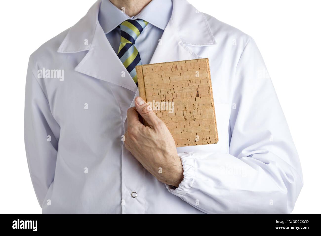 L'uomo vestito con cappotto medico bianco, camicia azzurro e cravatta reggimental lucida con le strisce blu scuro, blu chiaro e verde, sta tenendo un sughero bianco Foto Stock