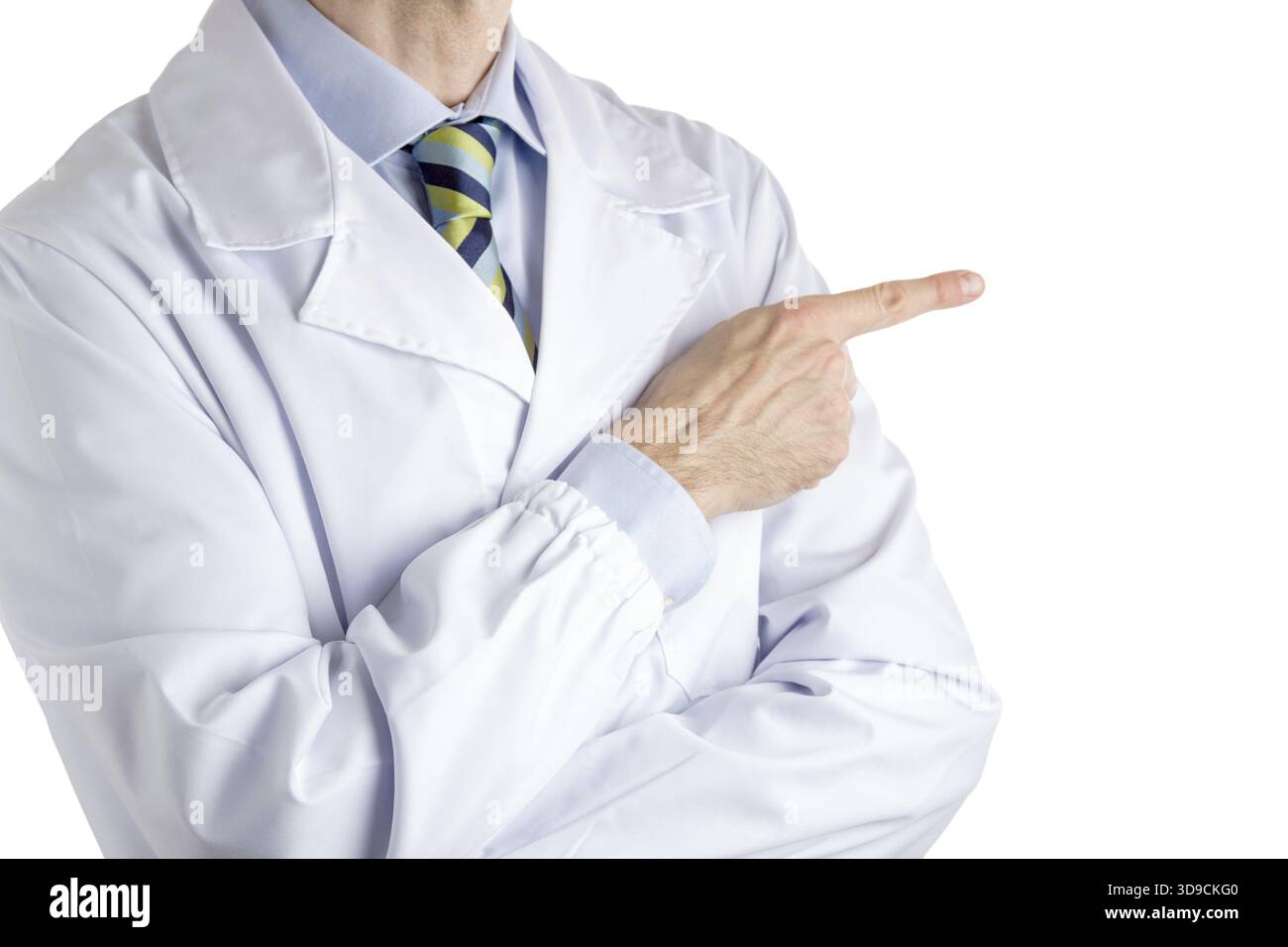 Uomo vestito con camice bianco medico, camicia azzurro e cravatta reggimental lucida con strisce blu scuro, blu chiaro e verde, che punta verso sinistra Foto Stock