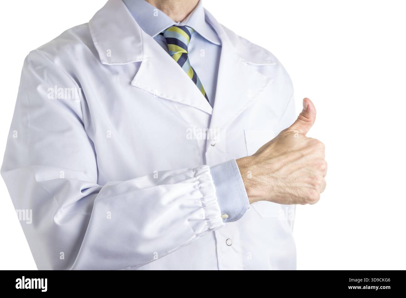 L'uomo vestito con cappotto bianco medico, camicia azzurra e cravatta reggimentale lucida con strisce blu scuro, blu chiaro e verde, sta facendo Hitch-hiking g Foto Stock