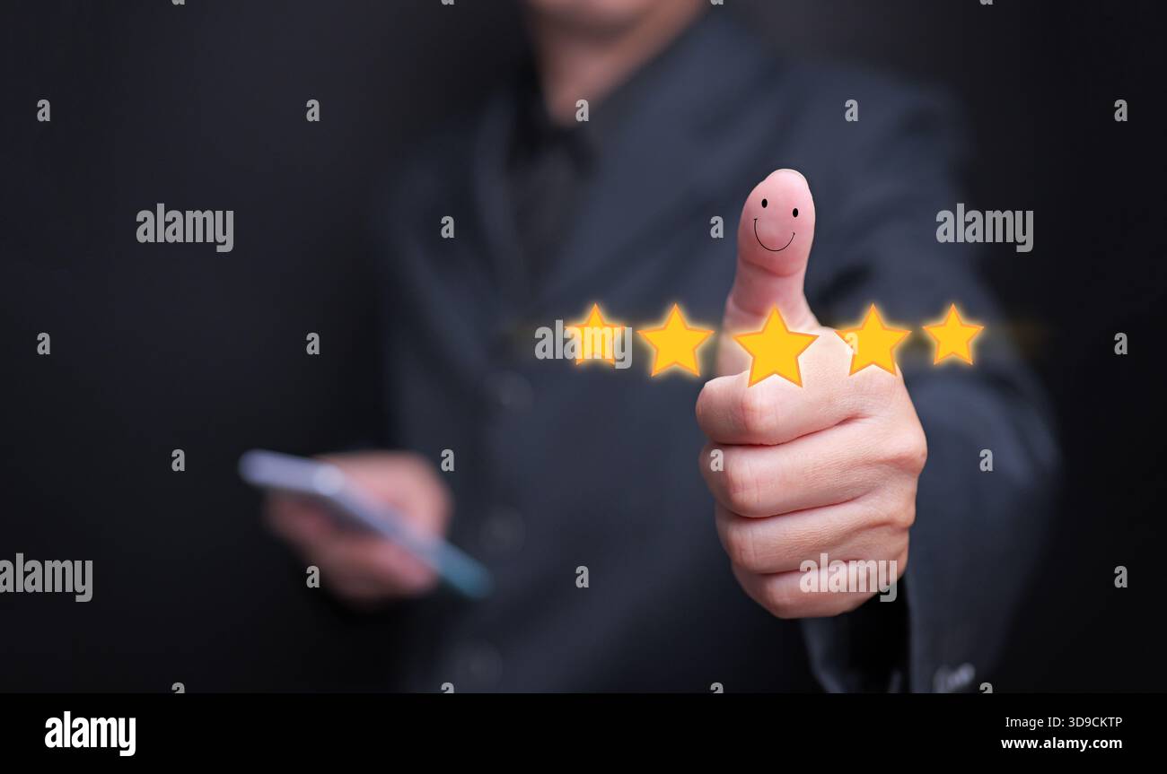 Un uomo d'affari che dà un pollice con un volto sorridente e cinque stelle brillanti, simboleggiando la soddisfazione del cliente, l'esperienza positiva, il servizio qu Foto Stock