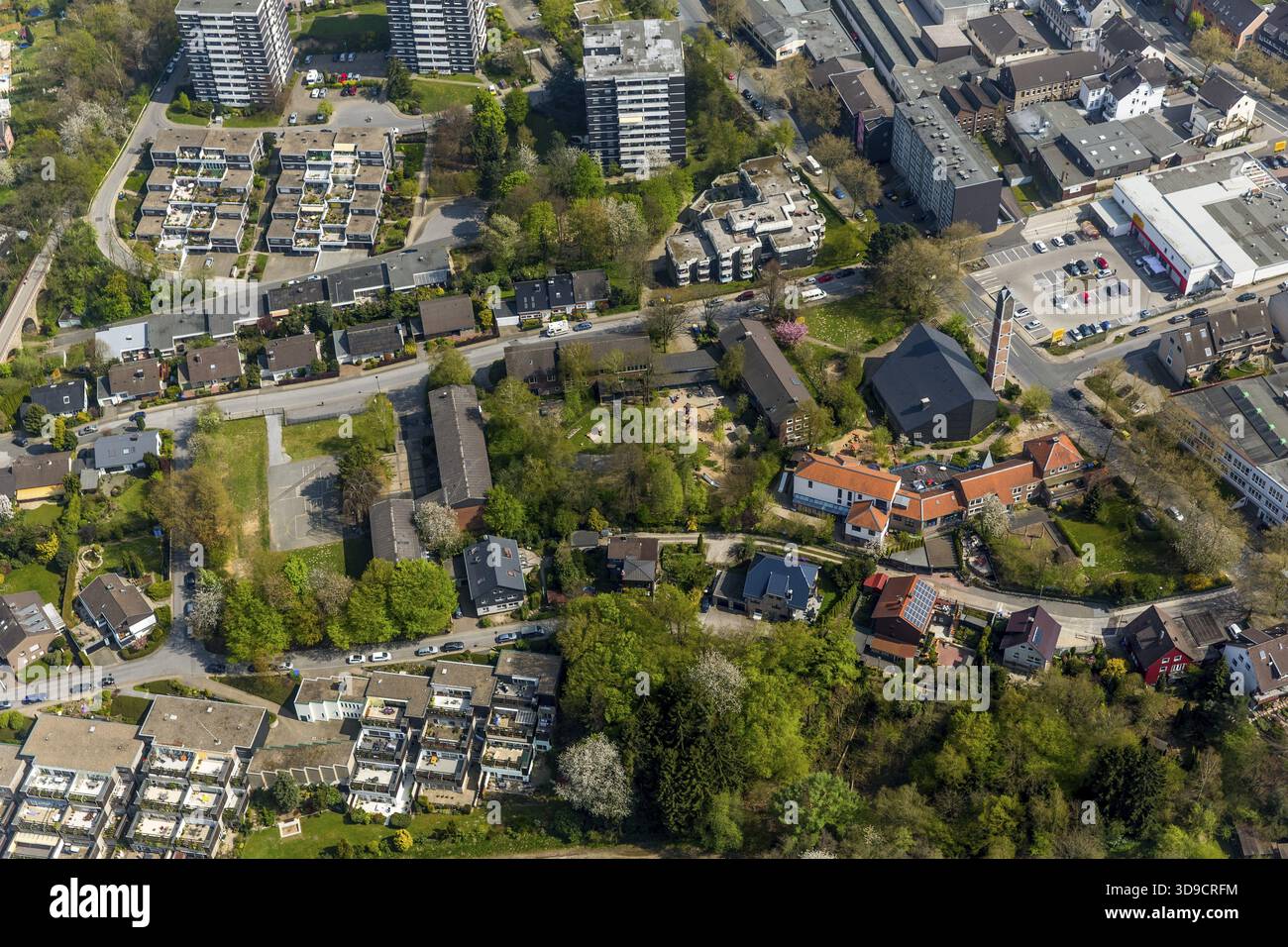 St.Ludgerus Church, School and Kindergarten St.Ludgerus, Heiligenhaus, Ruhr area, Renania settentrionale-Vestfalia, Germania, Europa, vista aerea, uccelli-occhi vi Foto Stock